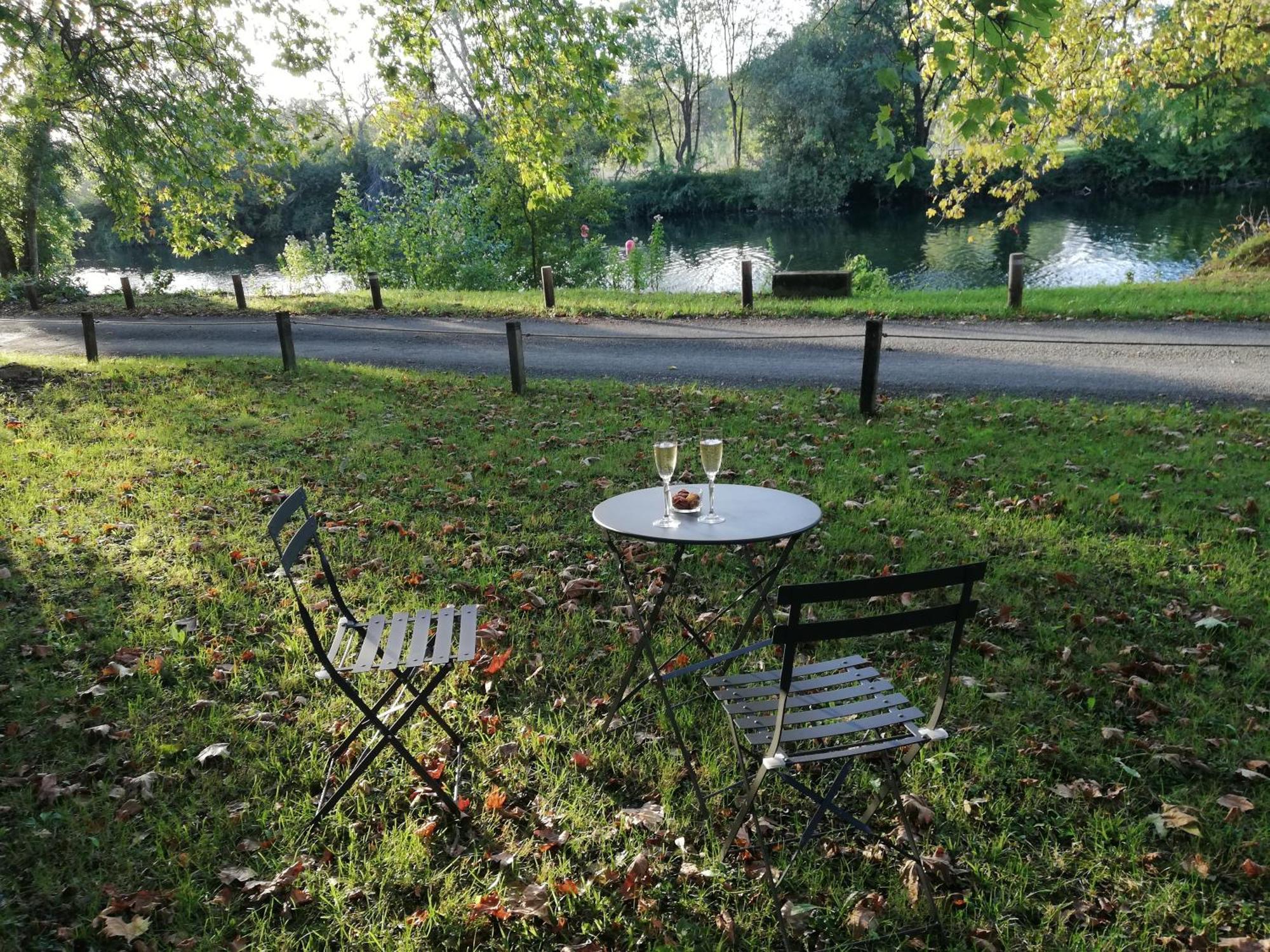 Le Domaine Des Platanes Bed & Breakfast Bourg-Charente Exterior photo