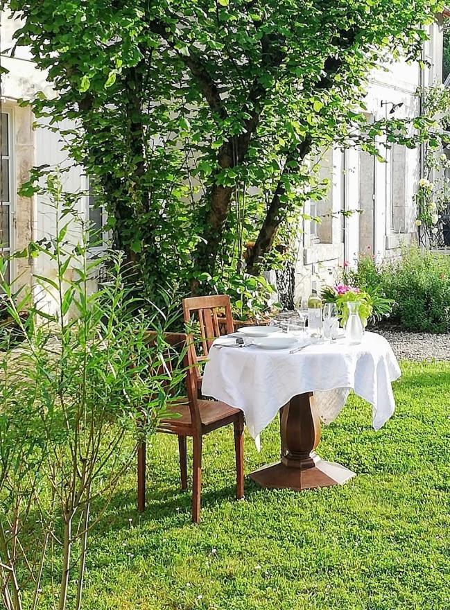 Le Domaine Des Platanes Bed & Breakfast Bourg-Charente Exterior photo